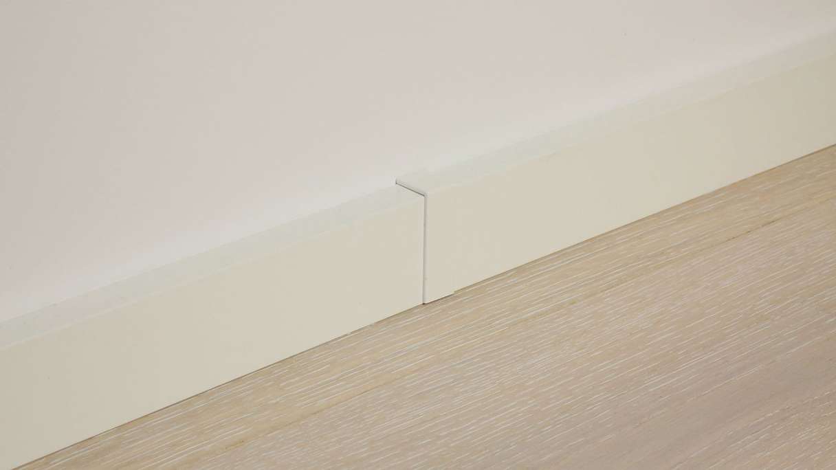 Pezzo di collegamento autoadesivo per battiscopa F100201M Modern White 18 x 50 mm - 2pz. (9062282001)