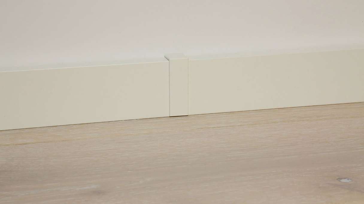 Pezzo di collegamento autoadesivo per battiscopa F100201M Modern White 18 x 50 mm - 2pz. (9062282001)