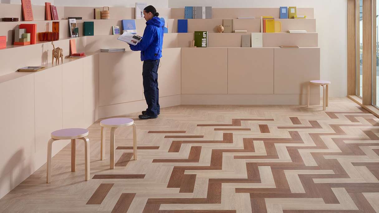 Vinile adesivo planeo - SilentIQ Wood 2in1 per uso commerciale Montesa | Isolamento acustico integrato (F-DW-SIQ-18080)