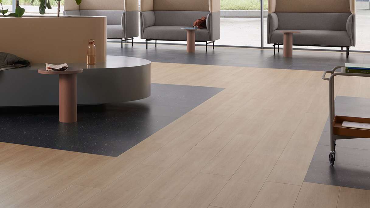 Vinile adesivo planeo - SilentIQ Wood 2in1 per uso commerciale Rovenza | Isolamento acustico integrato (F-DW-SIQ-7080)