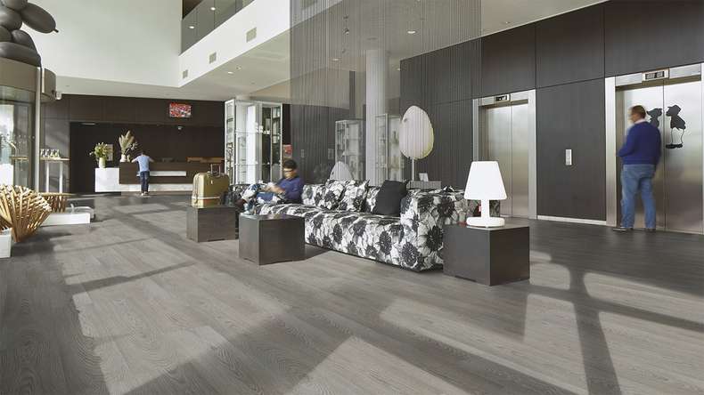 Forbo Allura Wood 55 vinile adesivo - Legno grigio (63408DR5)
