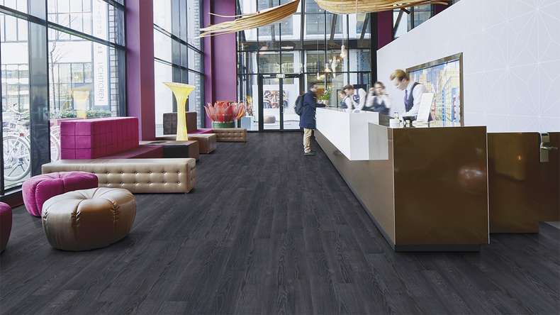 Vinile adesivo Forbo Allura Wood 70 - Frassino indaco 750 x 150 mm (63666DR7)