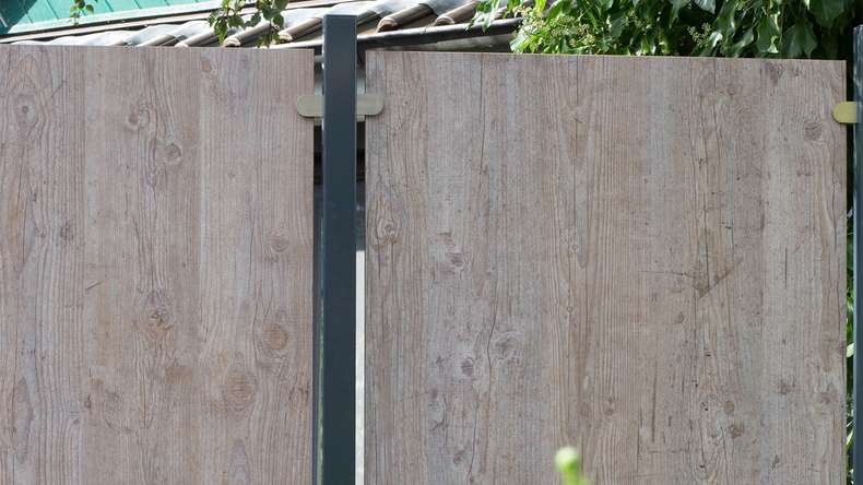 planeo Gardence Resistant - Recinzione privacy in HPL con bordo - aspetto legno 90 x 180cm