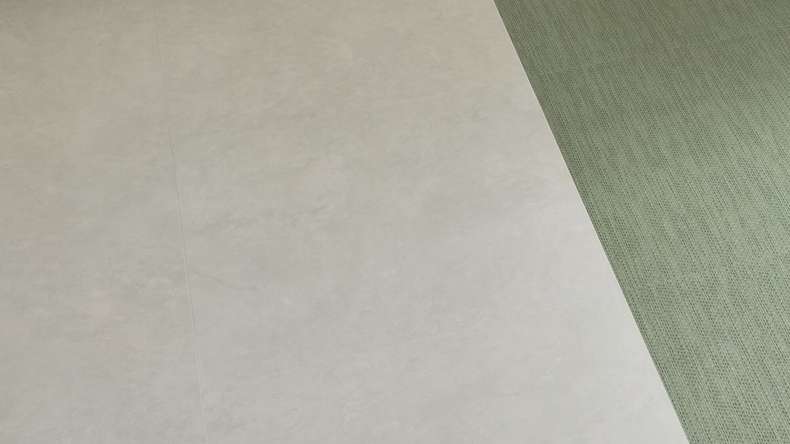 Vinile adesivo planeo - SilentIQ Stone 2in1 per uso commerciale Viresta | Isolamento acustico integrato (F-DS-SIQ-5080)