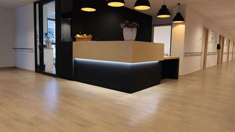 Vinile adesivo Forbo Allura Wood 40 - Rovere elegante miele 1200 x 200 mm (60065DR4)