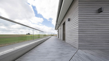 planeo Fassado - Rivestimento di facciata a fasce romboidali WPC grigio grafite