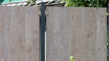 planeo Gardence Resistant - Recinzione privacy in HPL con bordo - aspetto legno 90 x 180cm