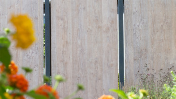 planeo Gardence Resistant - Recinzione privacy in HPL con bordo - aspetto legno 90 x 180cm